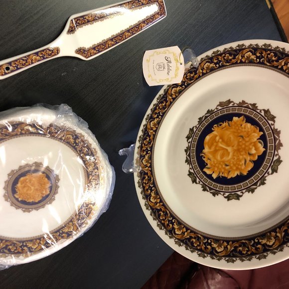 Adeline Fine Porcelain Cake Plate, Lifter, and 6 P - Picture 7 of 10